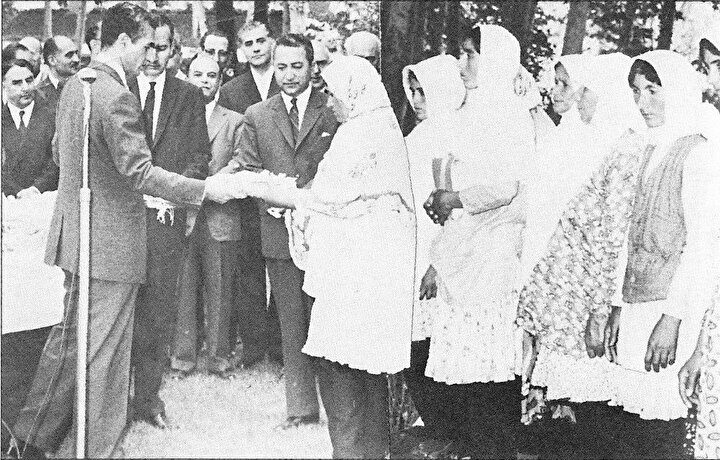 Şah'ın 1963'te açıkladığı Beyaz Devrim, İranlı din adamı sınıfının etkisini yok etmeyi amaçlıyordu.