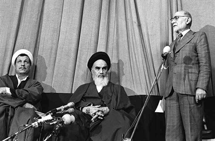 Ayetullah Humeynî tarafından başbakanlığa atanan Mehdî Bâzergân (en sağda), kısa süre içinde devrim liderleriyle ters düşerek istifa etmek durumunda kalacaktı.