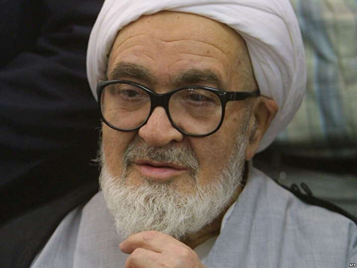 Ayetullah Muntazerî, Humeynî'ye yönelik sert eleştirileri sebebiyle, dini liderlik adaylığından azledilmişti.