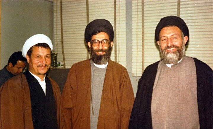 Ayetullah Beheşti (en sağda), Ali Hamaney (ortada) ve Haşimî Rafsanjânî ile birlikte...