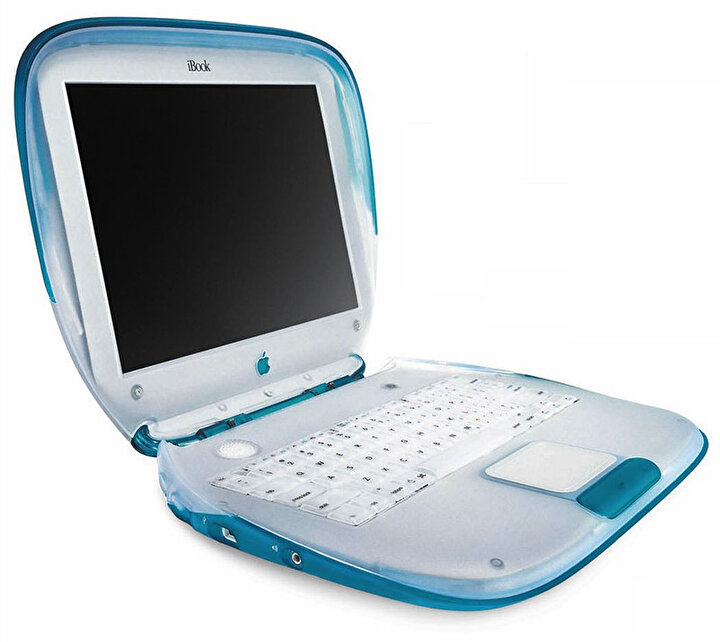 Apple iBook, dönemin en havalı taşınabilir bilgisayarlarından biri oldu. Özellikle de bolca renk seçeneği sayesinde tercih sebebi oldu.