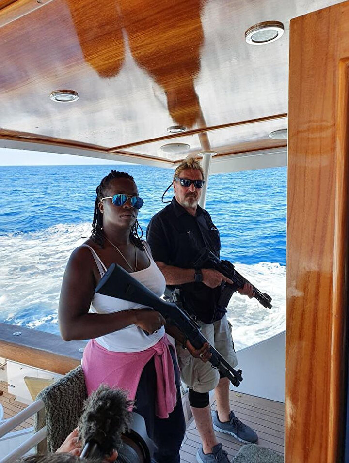 John McAfee ve eşinin 'silahlı' fotoğrafı.
