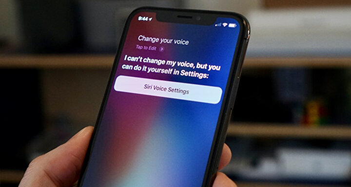 Siri, aslında fiziksel bir tuş olmadan yalnızca 'Hey Siri' sesli komutuyla da aktif edilebiliyor. Kullanıcılar benzer bir şey telaffuz ettiğinde de dinlemeye başlayan Siri, birçok farklı konuşmaya kulak misafiri oluyor.