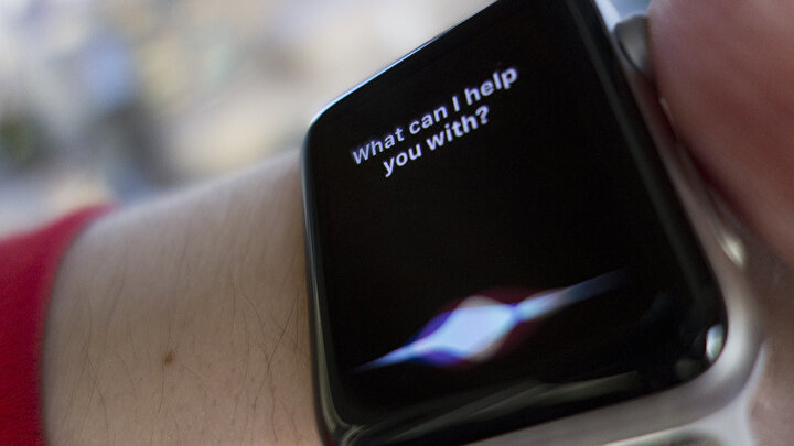 Apple aslında Siri üzerinden bu seslerin birkaç saniyeyi aşmayacak şekilde kaydedildiğini ve yapay zekânın gelişmesi için kullanıldığını söylüyor.