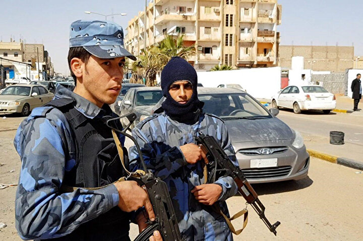 Libya'nın güneyindeki en büyük şehir olan Sebha'da devriye gezen Halife Hafter'e bağlı güçler.