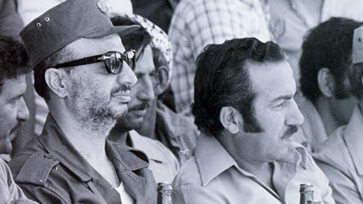 Arafat, 1988'de öldürülen sağ kolu Halîl el Vezîr'le (sağda).