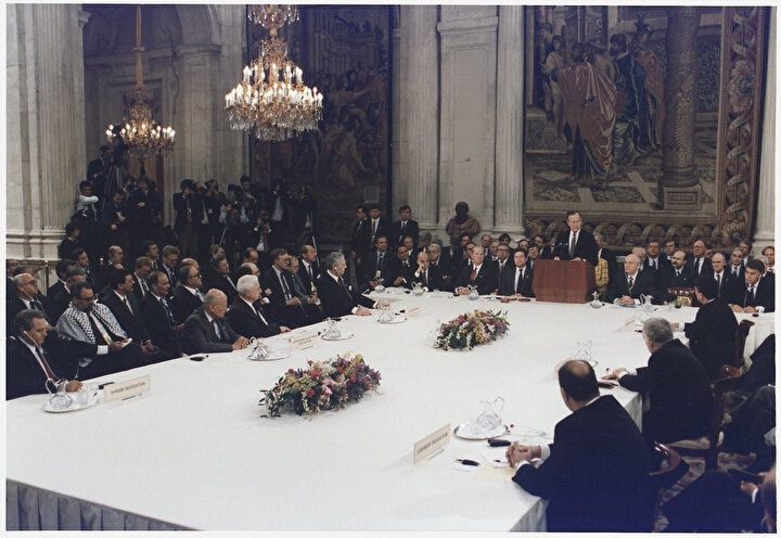 Dönemin ABD Başkanı George Bush, Madrid Barış Konferansı'nın açılışında...