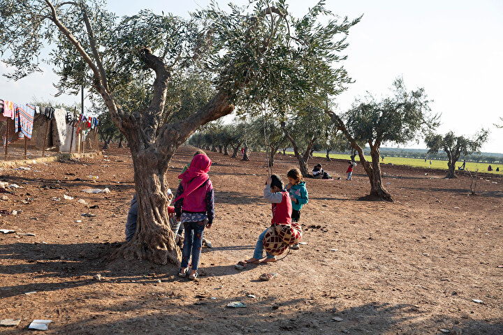 Hayatlarının belki de en güzel dönemini mülteci kampında geçiren çocuklar.