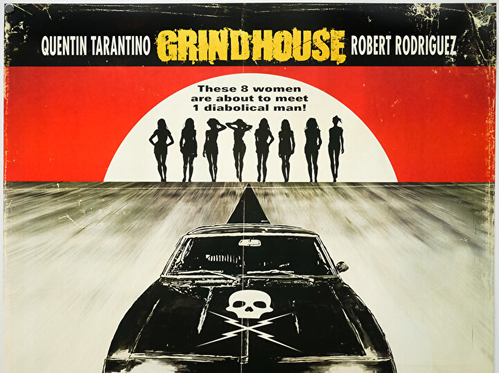 Death Proof filminin başrolünde Kurt Russell ve Zoe Bell yer alıyor.