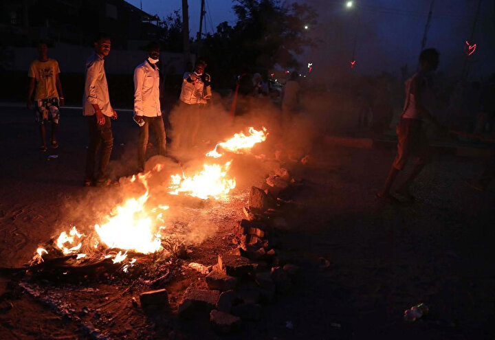Sudan'da protestocular, öğrencilerin öldürülmesini lastik yakarak protesto etti.