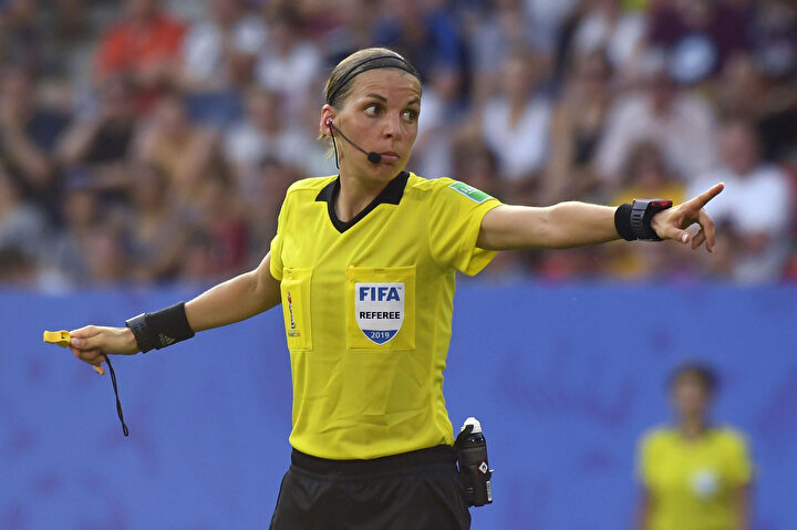 Stephanie Frappart oyuncuları uyarıyor.