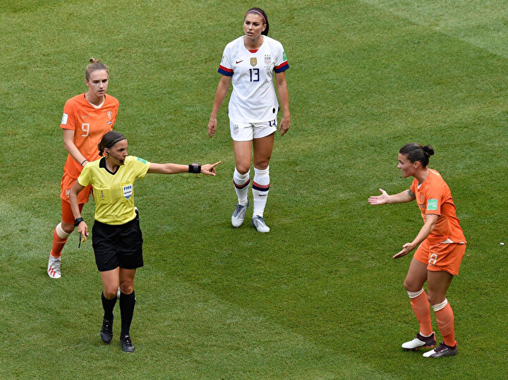 Stephanie Frappart, Hollandalı oyuncuyu uyarıyor.