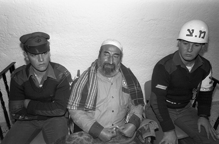 İsrail tarafından sık sık tutuklanan Ahmed Yasin, bir duruşma sırasında, 1990.