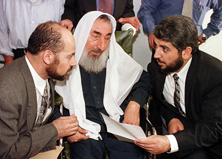 Hamas'ın önemli isimleri Hâlid Meşal (sağda) ve Musa Ebû Marzûk (solda), Ahmed Yasin'le birlikte...
