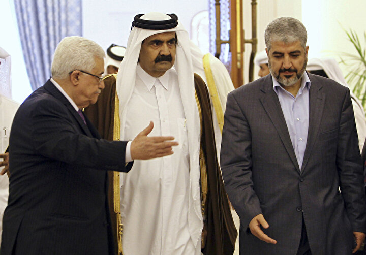Dönemin Katar Emiri Hamad bin Temîm (ortada), Mahmud Abbas ve Hâlid Meşal'le (sağda), Doha'da...