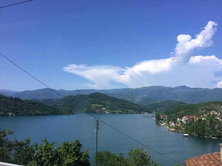 Mostar'a giderken, yolda sizi Koniçe şehrinin içinden geçen Neretva nehri karşılıyor.