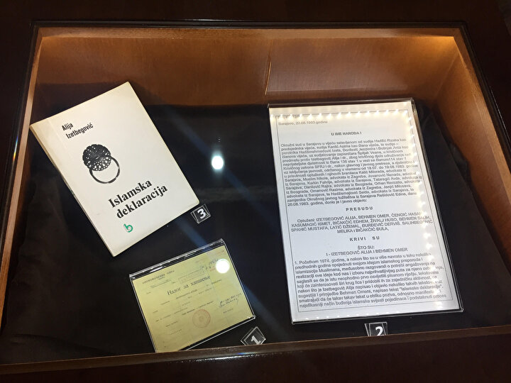 Aliya Müzesi’nde sergilenen Islamska Deklaracija ''İslam Deklarasyonu'' kitabı.