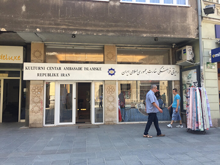 Bosna Savaşı’ndan sonra İranlıların açtığı “İran İslam Cumhuriyeti Kültür Merkezi.”( Halk arasında, merkezde Şiilik propagandası yapıldığına dair bir kanaat var. )