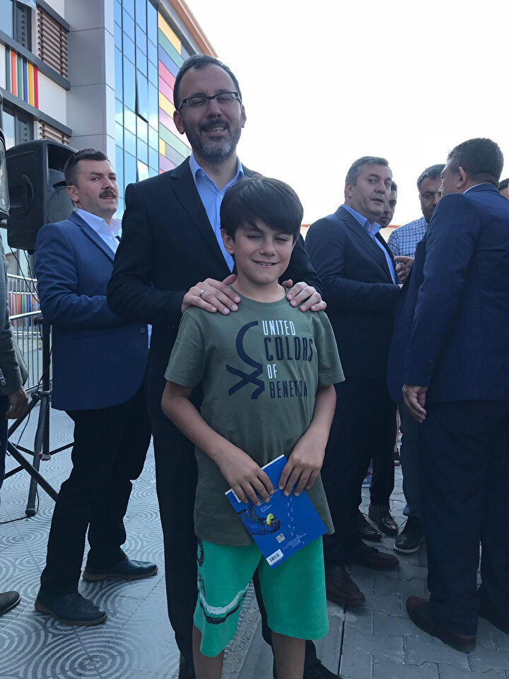 Gençlik ve Spor Bakanı Mehmet Muharrem Kasapoğlu, Efe Yalçınkaya ile görünüyor.