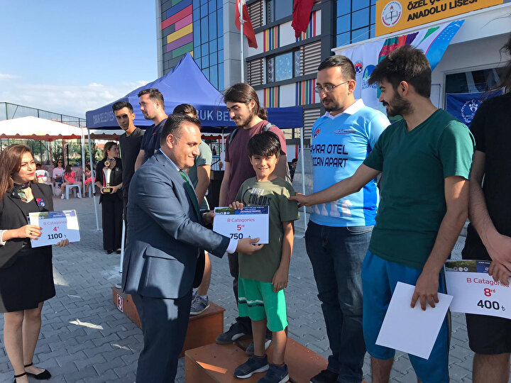 Efe Yalçınkaya 5. ödülünü böyle aldı.