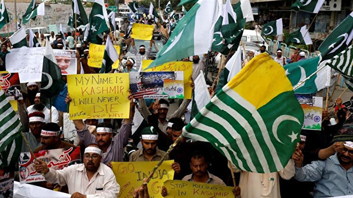 Pakistanlılar, Keşmir halkıyla dayanışma içinde olduklarını göstermek için Karaçi'de gösteri düzenledi.