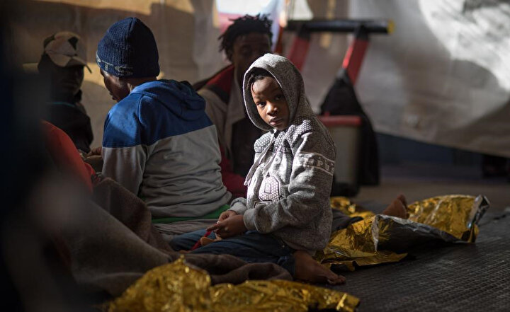Sea-Watch 3 yardım gemisinin Aralık 2018'de Libya yakınlarında batan bir gemiden kurtardığı küçük sığınmacı.