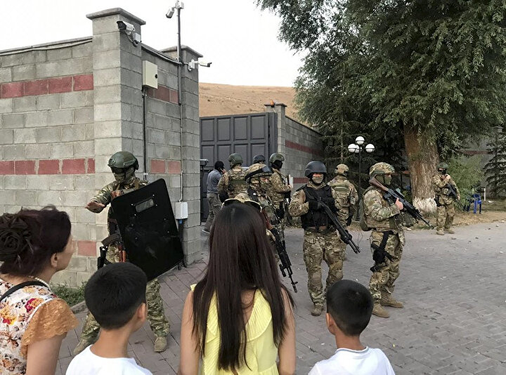 Kırgız özel kuvvetleri, Eski Cumhurbaşkanı Atambayev'in başkent Bişkek'e 20 kilometre mesafede bulunan bir köyde bulunan evinin önünde nöbet tutuyor.