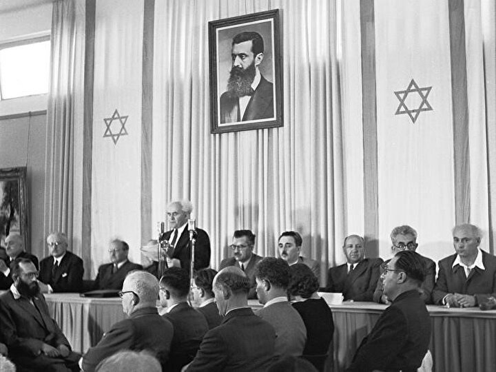 David Ben-Gurion, Filistin topraklarında İsrail Devleti’nin kurulduğu ilan ediyor. (14 Mayıs 1948.)