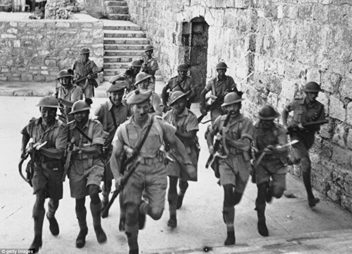 Filistin’in İngiliz işgali altında olduğu 1940’lı yıllarda Kudüs’teki İngiliz askerleri.
