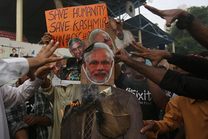 Hindistan'ın Keşmir kararı Pakistan'da protesto edilirken, Pakistan hükümeti de Hindistan- Pakistan arasındaki diplomatik ilişkileri alt seviyeye indirdi.