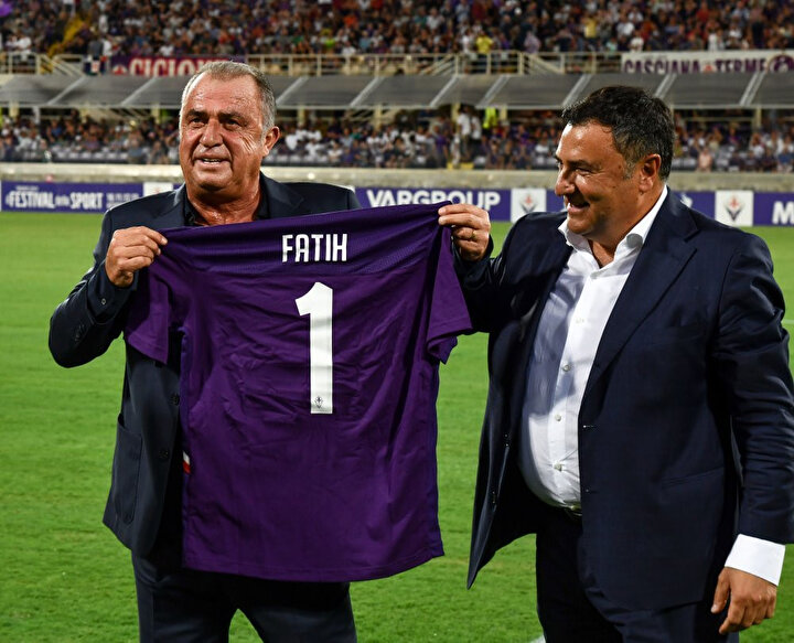 Fatih Terim'e eski takımı tarafından verilen forma
