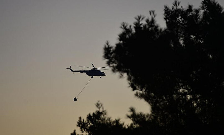 Çanakkale'nin Eceabat ilçesinde çıkan orman yangınında havadan 10 helikopter söndürme çalışmalarına destek verdi.