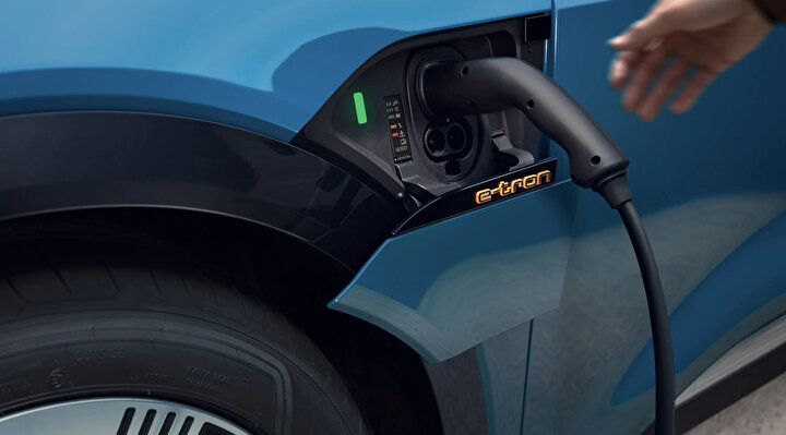 Audi E-Tron, uzun yolculuklar için hızlı şarj teknolojisini de destekliyor.