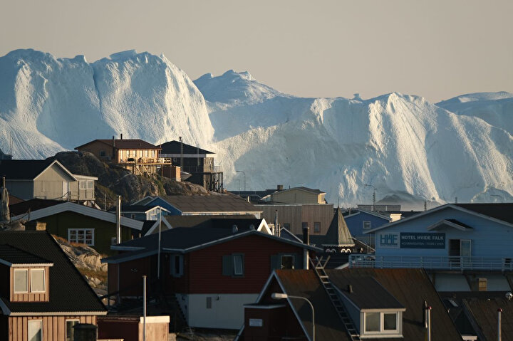 Grönland'daki Ilulissat Icefjord'un ağzında evlerin görünümü.
