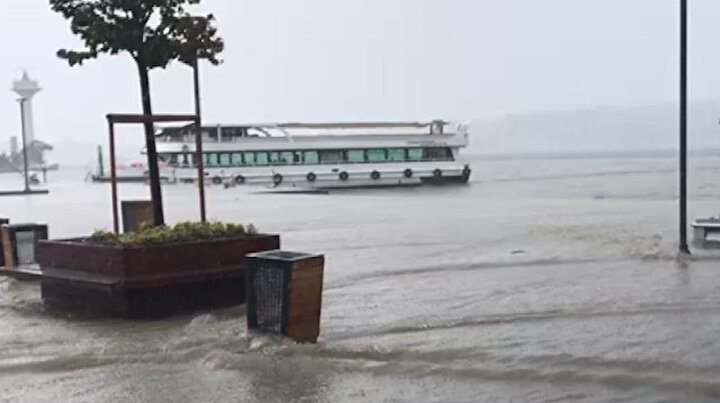 İstanbul'u komple su bastı: Karaköy'de göle dönen yola oltasını salladı