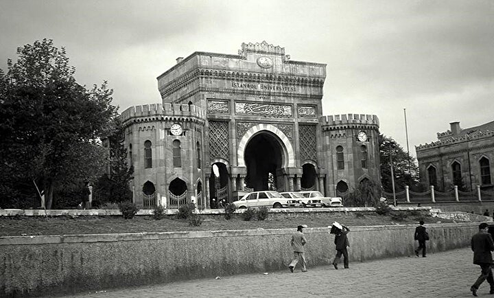1970'li yıllarda (Duralı'nın eğitim gördüğü zamanlar) İstanbul Üniversitesi