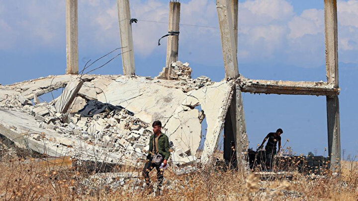 Esed güçlerinin muhaliflerin kontrolündeki bölgeleri kuşatma altına alması sonucu muhalifler, Hama'nın kuzeyindeki Latamineh ve Kafr Zita kasabalarından çekilmeye başladı.
