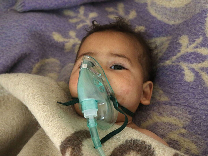 2017 yılında Han Şeyhun kasabasına düzenlenen kimyasal saldırıda sarin gazından etkilenen Suriyeli çocuk.