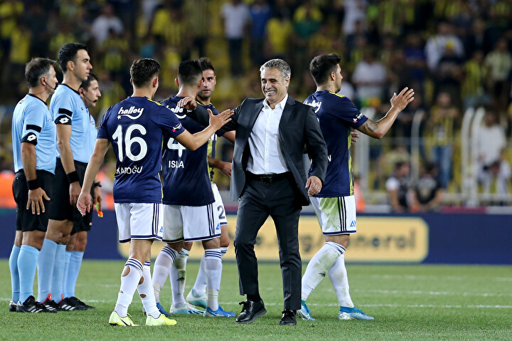 Ersun Yanal, Gazişehir galibiyetinin ardından oyuncularını kutluyor.