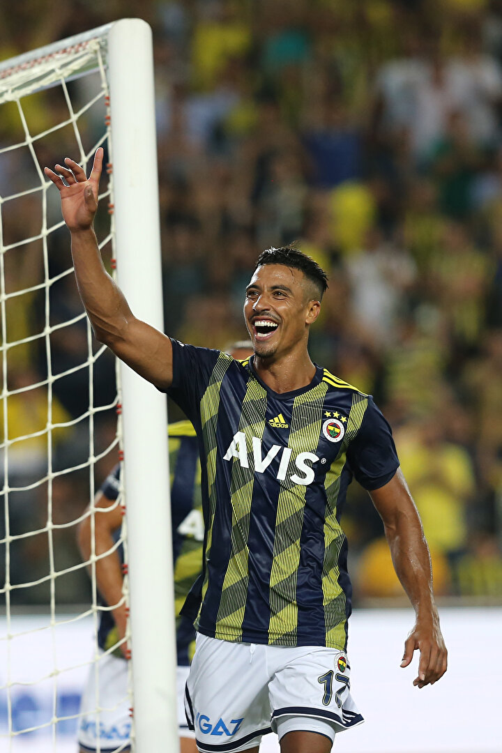 Nabil Dirar gol sevincini taraftarlarla paylaşıyor.