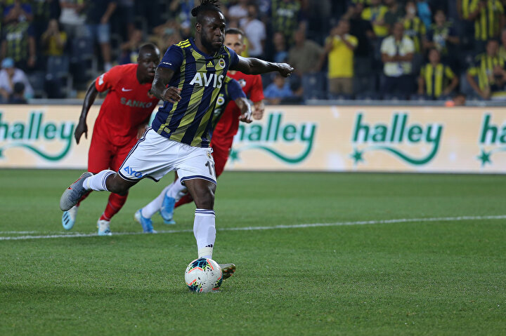 Victor Moses penaltı kullanıyor.
