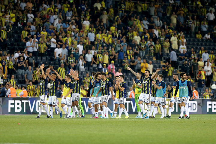 Sarı lacivertli futbolcular maç sonunda tribünlere gidiyor.