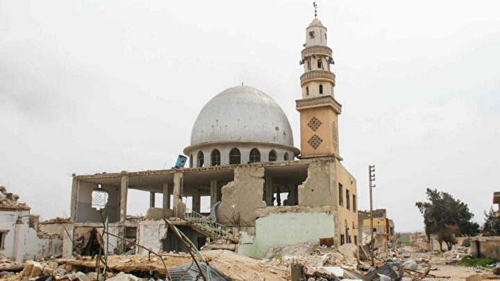 Hama'da rejim uçaklarının hedefi olan bir cami.