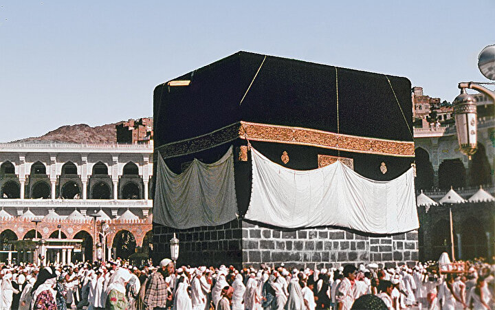 Rüknüşşâmî ile Rüknülyemânî arasındaki Kâbe duvarı.