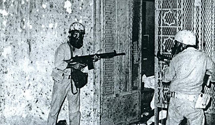 1979 yılında gerçekleşen Kâbe baskını sırasında Kâbe'ye ulaşan yer altı geçitlerinde, harekata katılan Suudi Arabistan askerleri.