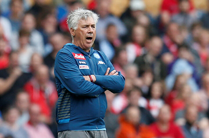 Carlo Ancelotti, Napoli'de oyuncularına talimat veriyor.