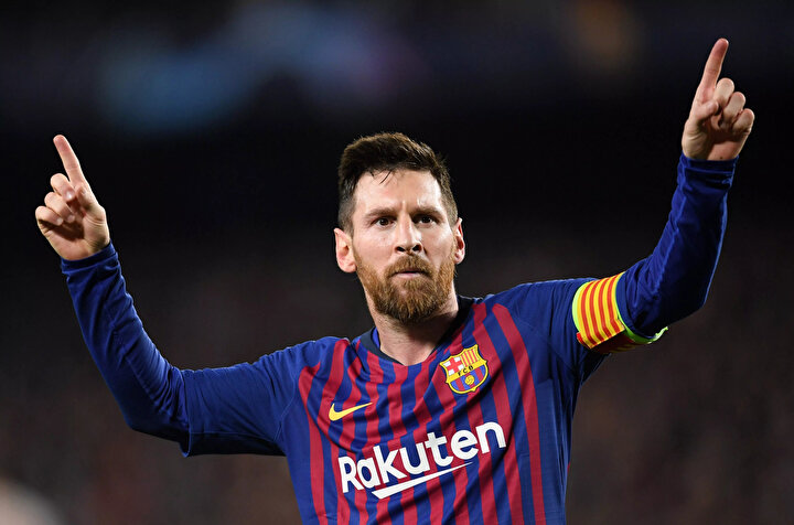 Lionel Messi attığı golün ardından tribünleri selamlıyor.