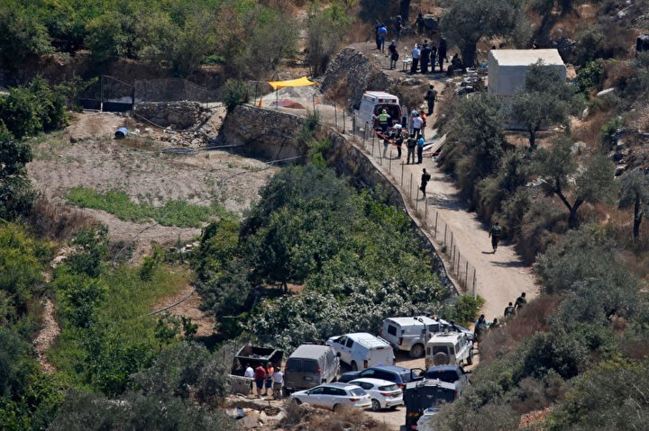 İsrail güvenlik güçleri ve yaralılar için hazırlanan ambulans patlamanın gerçekleştiği Yahudi yerleşim birimine yakın bir Filistin köyüne sevk edildi.