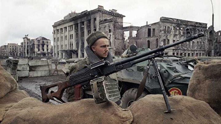 Rus birlikleri, Çeçenya’nın bağımsızlık taleplerini bastırmak için Aralık 1994’te bölgeyi işgal etti.