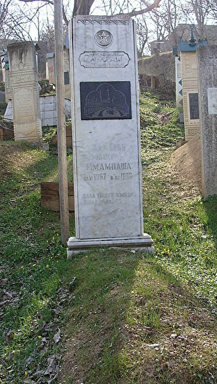 İmam Alimsultanov'un mezarı.